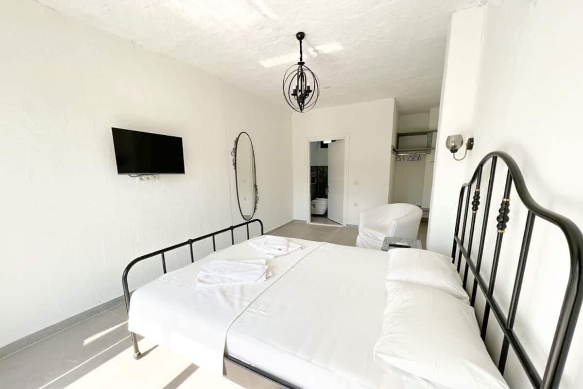 Deluxe Double Room, Lanai, Pool View | Kalis bunyi, cadar katil