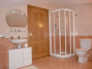 House, Multiple Bedrooms, Non Smoking | Bathroom | Shower, free toiletries, hair dryer, towels