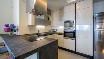 Villa, 4 habitaciones, vista al mar | Cocina privada | Refrigerador, microondas, horno y parrilla de estufa