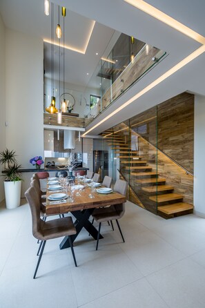 Villa, 4 chambres, vue sur la mer | Cuisine privée | Réfrigérateur, four à micro-ondes, un four, surface de cuisson