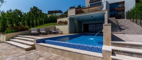 Piscine extérieure, parasols de plage, chaises longues