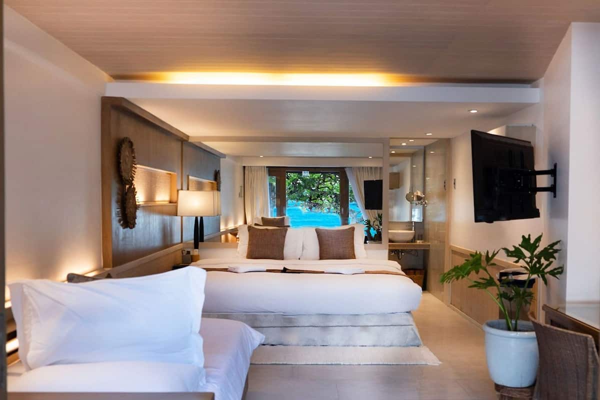 Minibar, wifi gratis y ropa de cama