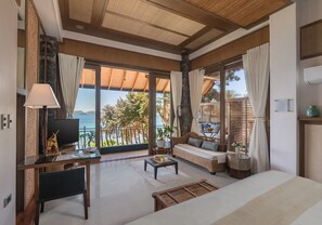 Zephyr (Grand Premiere Ocean View Suite) | Desk, free WiFi, bed sheets