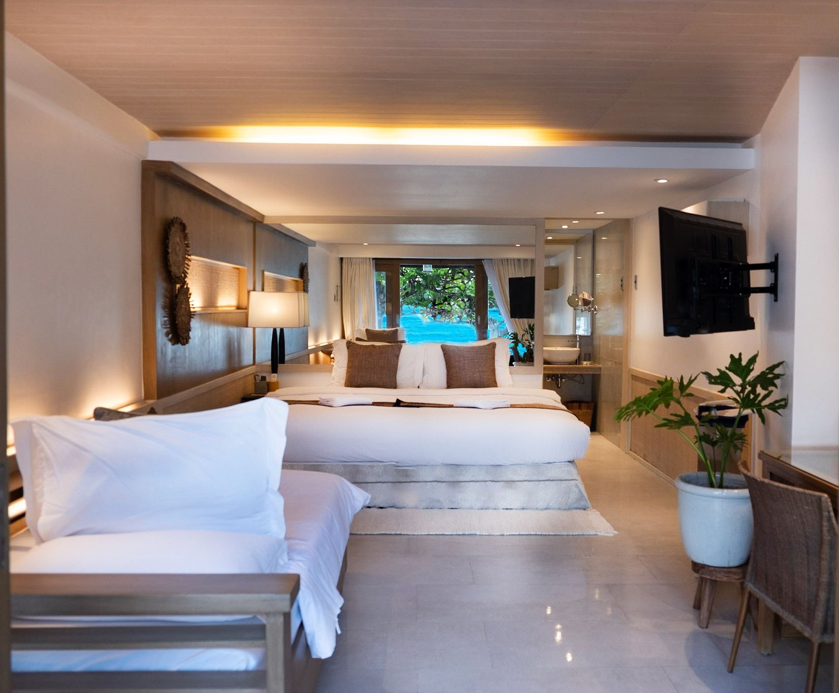 escape (premier suite) | 1 bedroom, desk, free wifi, bed sheets