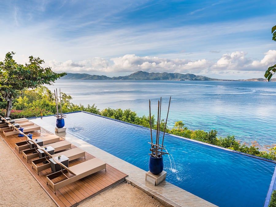 Una piscina al aire libre (de 06:00 a 00:00), tumbonas
