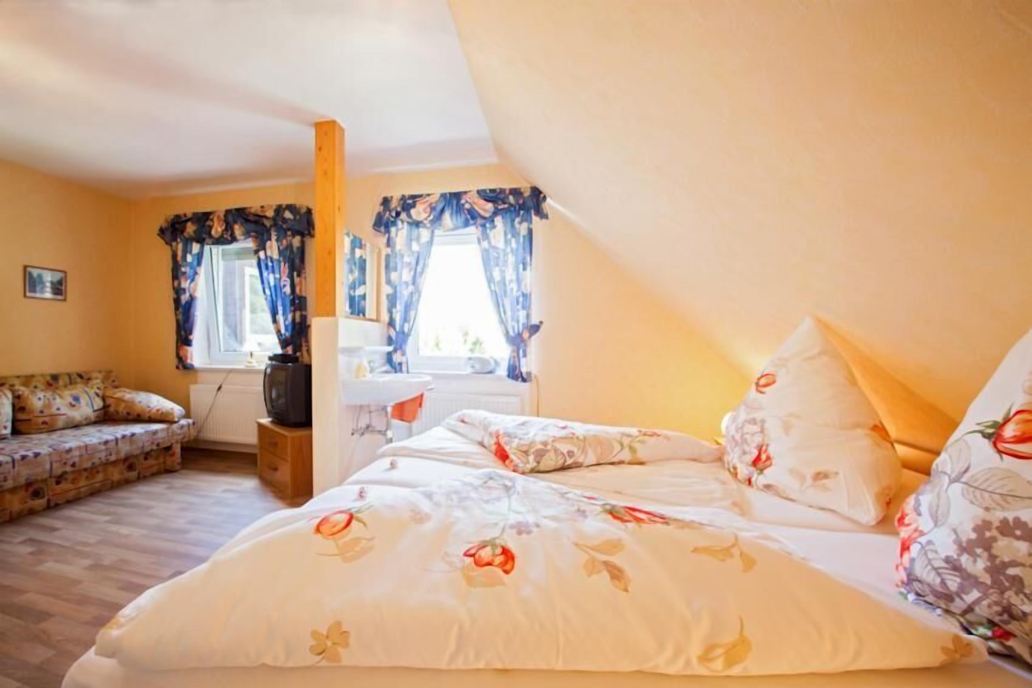 Doppelzimmer (Mohnzimmer) | Kostenlose Babybetten, Zustellbetten, kostenloses WLAN