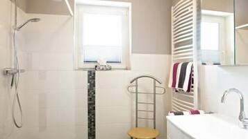 Doppelzimmer (Heidezimmer) | Badezimmer | Komfortbadewanne