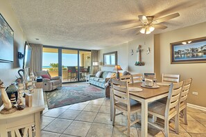 Älytelevisio, takka, DVD-soitin, kirjoja