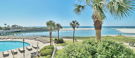 在海滩、沙滩椅、沙滩毛巾