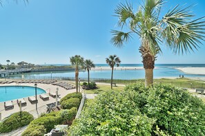 Rannalla, aurinkotuoleja, rantapyyhkeitä