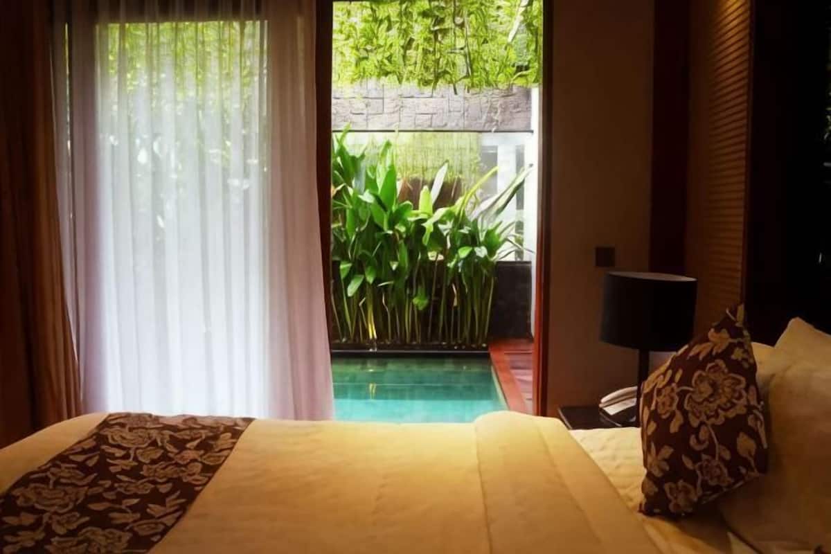 Premium bedding, down duvets, in-room safe, desk