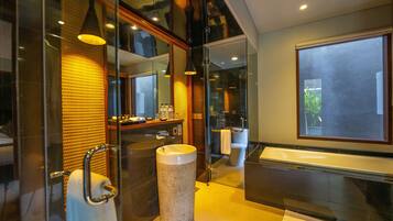 Separate bathtub and shower, deep-soaking bathtub, free toiletries