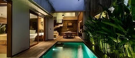 Una piscina cubierta, una piscina al aire libre