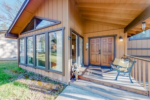 Exterior detail - Home with private hot tub & fireplace - walk to beach, two dogs OK (Groveland)