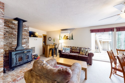 Home with private hot tub & fireplace - walk to beach, two dogs OK