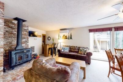 Home with private hot tub & fireplace - walk to beach, two dogs OK