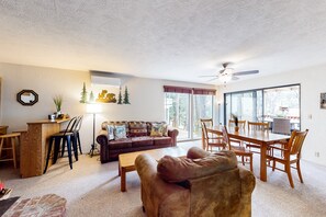 Televisión, chimenea, videojuegos y reproductor de DVD 