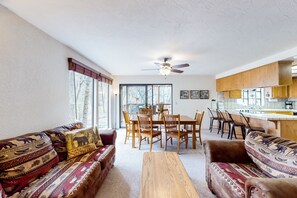 TV, fireplace, video games, DVD player - Home with private hot tub & fireplace - walk to beach, two dogs OK (Groveland)