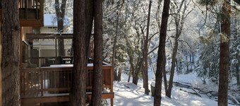 Home with private hot tub & fireplace - walk to beach, two dogs OK
