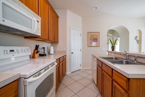 Fridge, microwave, oven, stovetop - Pool Home with Spa on Gated Resort Community Close to WDW (Kissimmee)