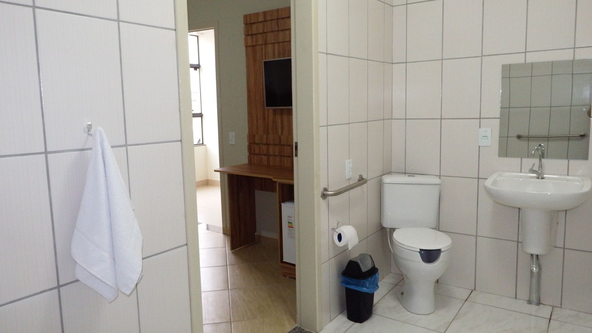 economy double room single use, 1 double bed, accessible | bathroom | shower, free toiletries, hair dryer, towels