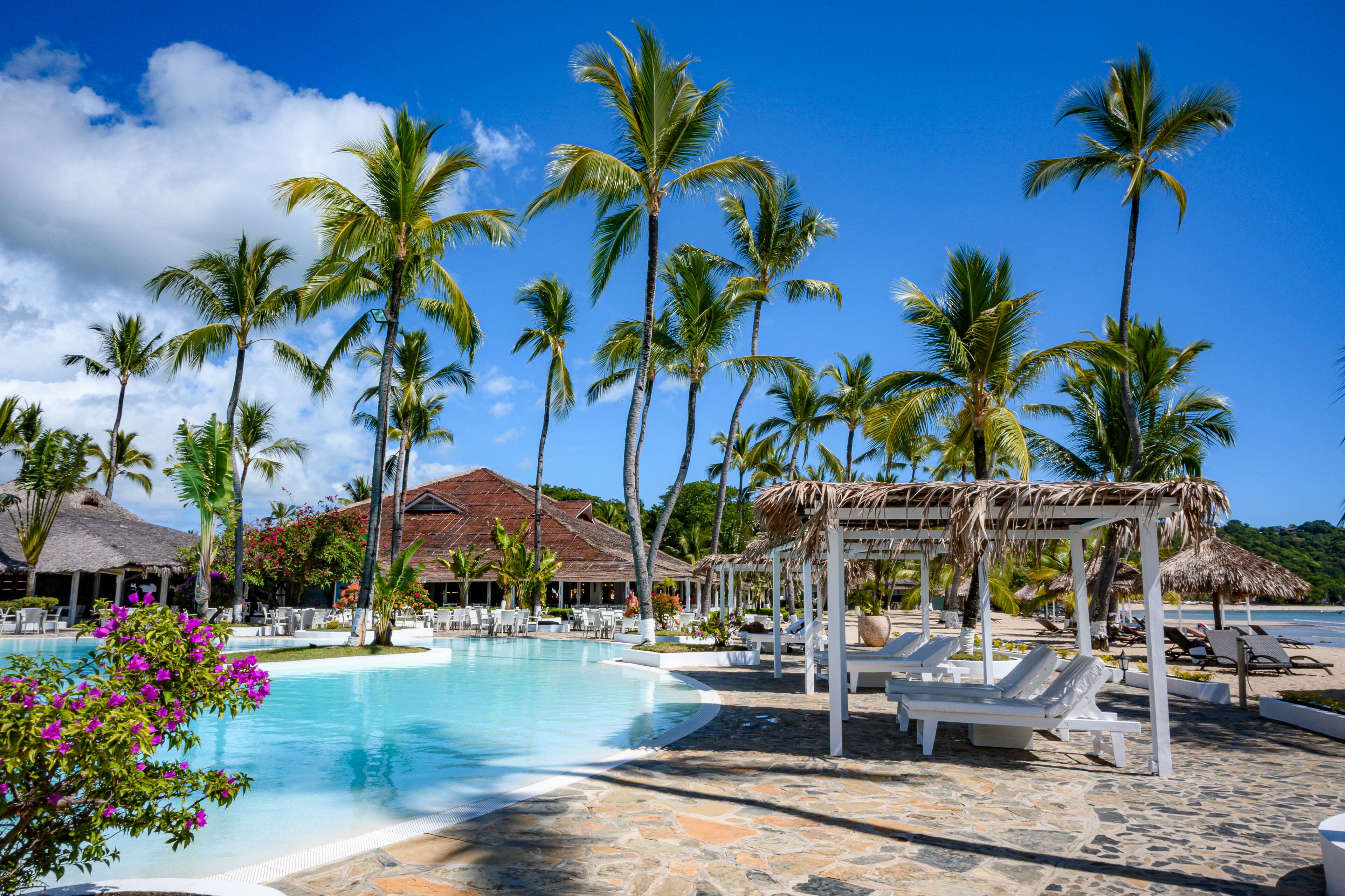 3 outdoor pools, open 7:00 am to 7:00 pm, pool umbrellas, pool loungers