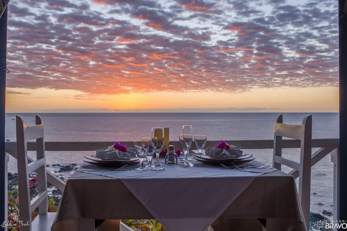 3 restaurants, breakfast, lunch, dinner served; international cuisine