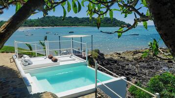 3 albercas al aire libre, sombrillas en la alberca y camastros