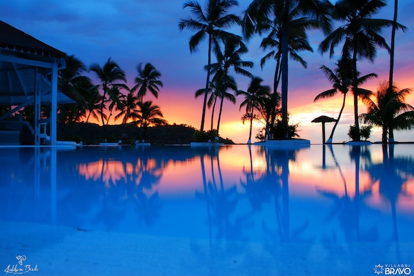 3 piscinas al aire libre (de 07:00 a 19:00), sombrillas, tumbonas