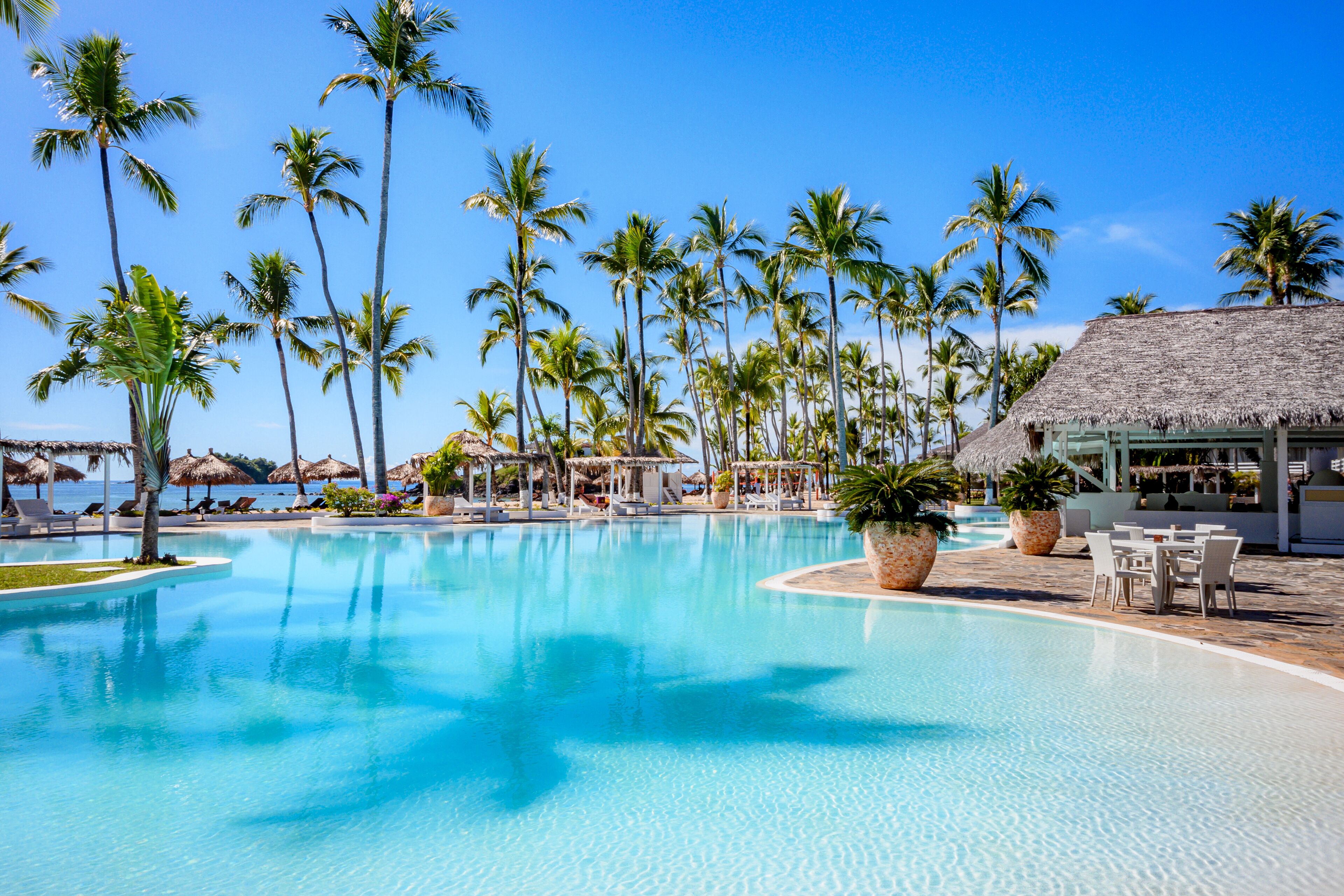 3 ulkouima-allasta avoinna 7.00–19.00, aurinkovarjoja, aurinkotuoleja