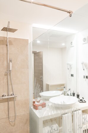 Minibar, in-room safe, desk, free cots/infant beds - Andilana Beach Resort (Nosy Be)