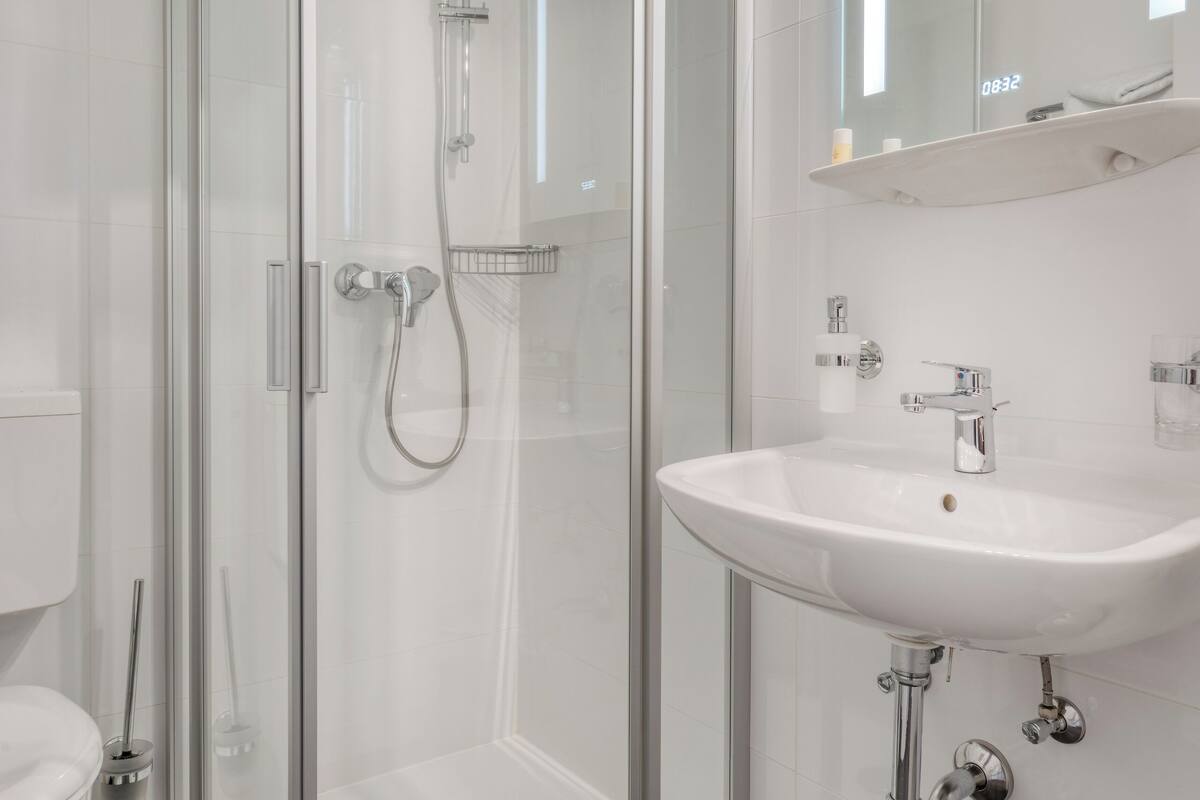 shower, free toiletries, towels