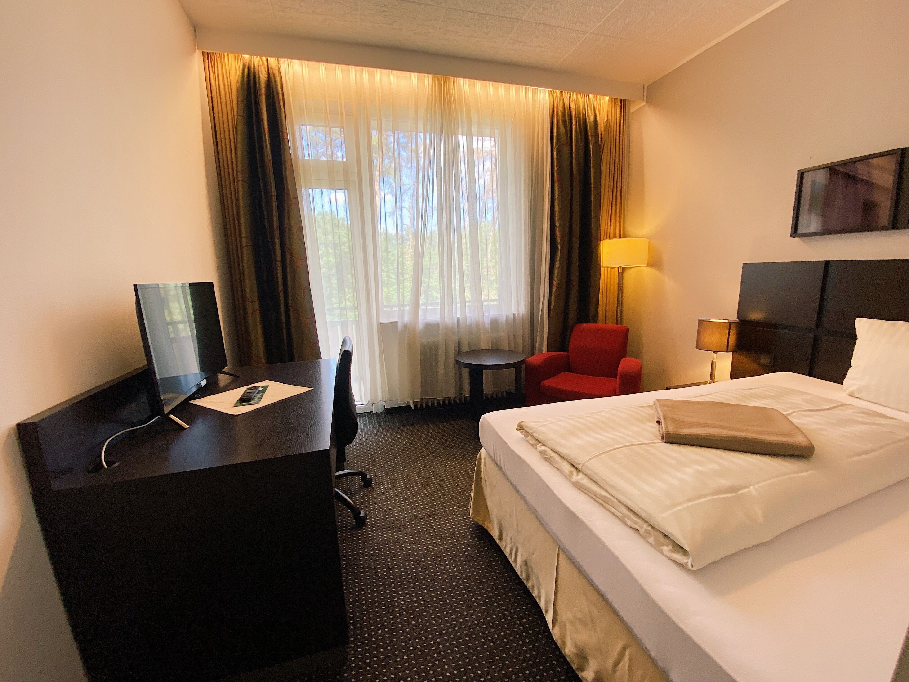 Hypo-allergenic bedding, desk, soundproofing, free WiFi