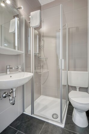 Habitación exclusiva doble | Baño | Ducha, artículos de higiene personal gratuitos y toallas