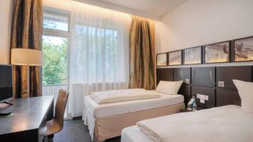 Camera con 2 letti singoli | Biancheria da letto ipoallergenica, una scrivania, insonorizzazione