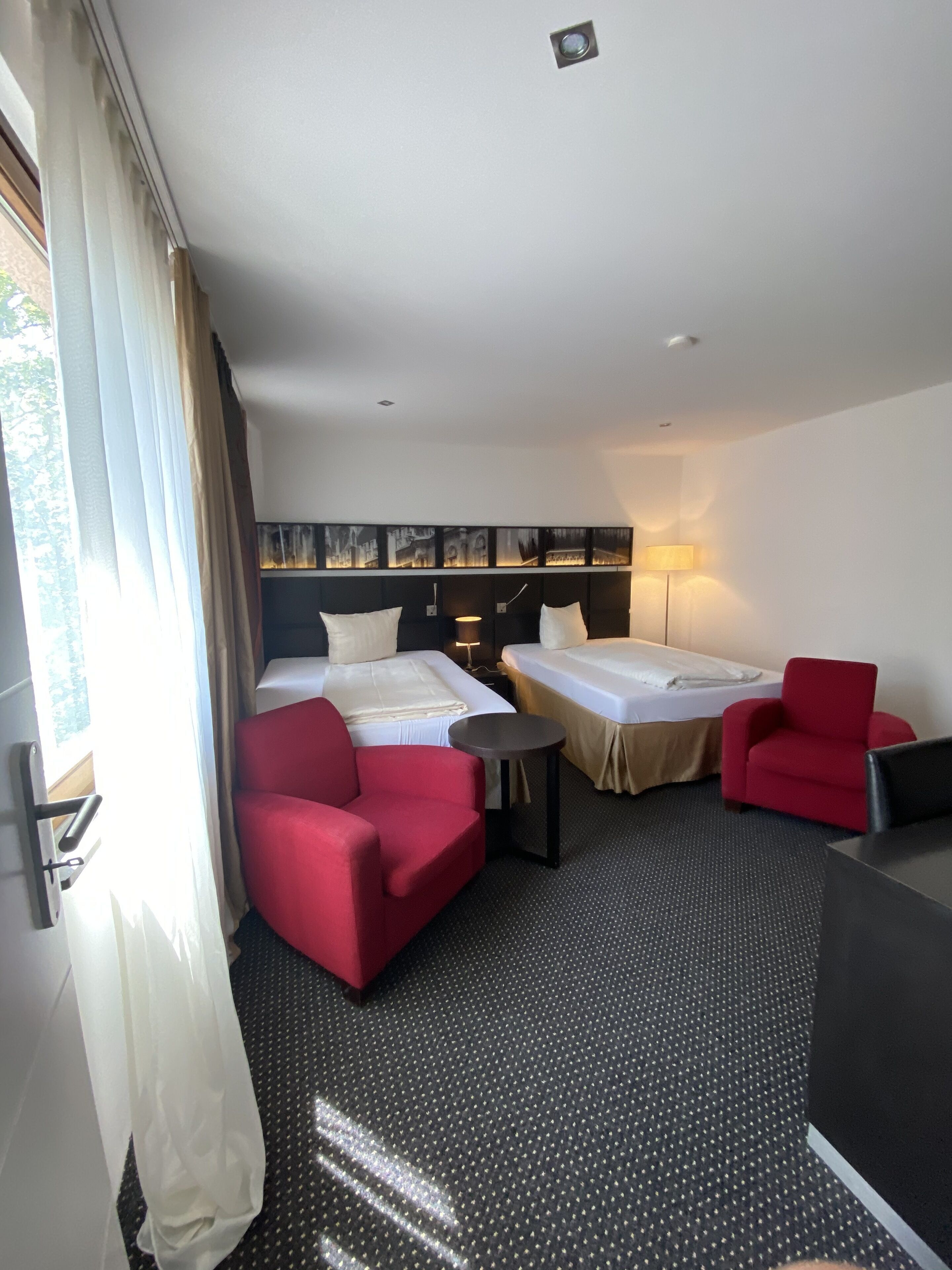 Hypo-allergenic bedding, desk, soundproofing, free WiFi
