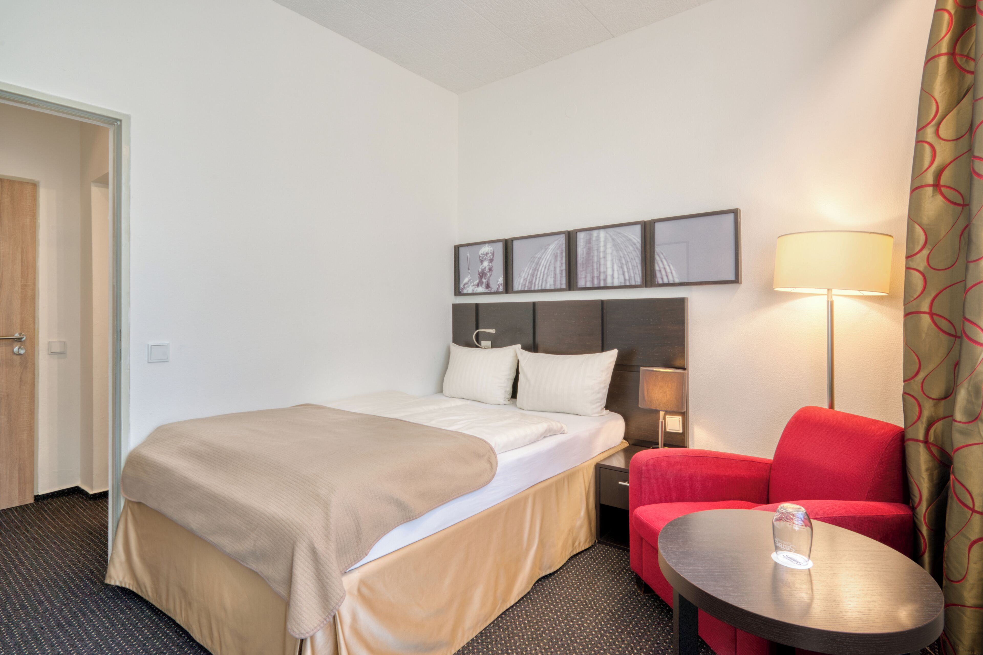 deluxe single room | hypo-allergenic bedding, desk, soundproofing, free wifi