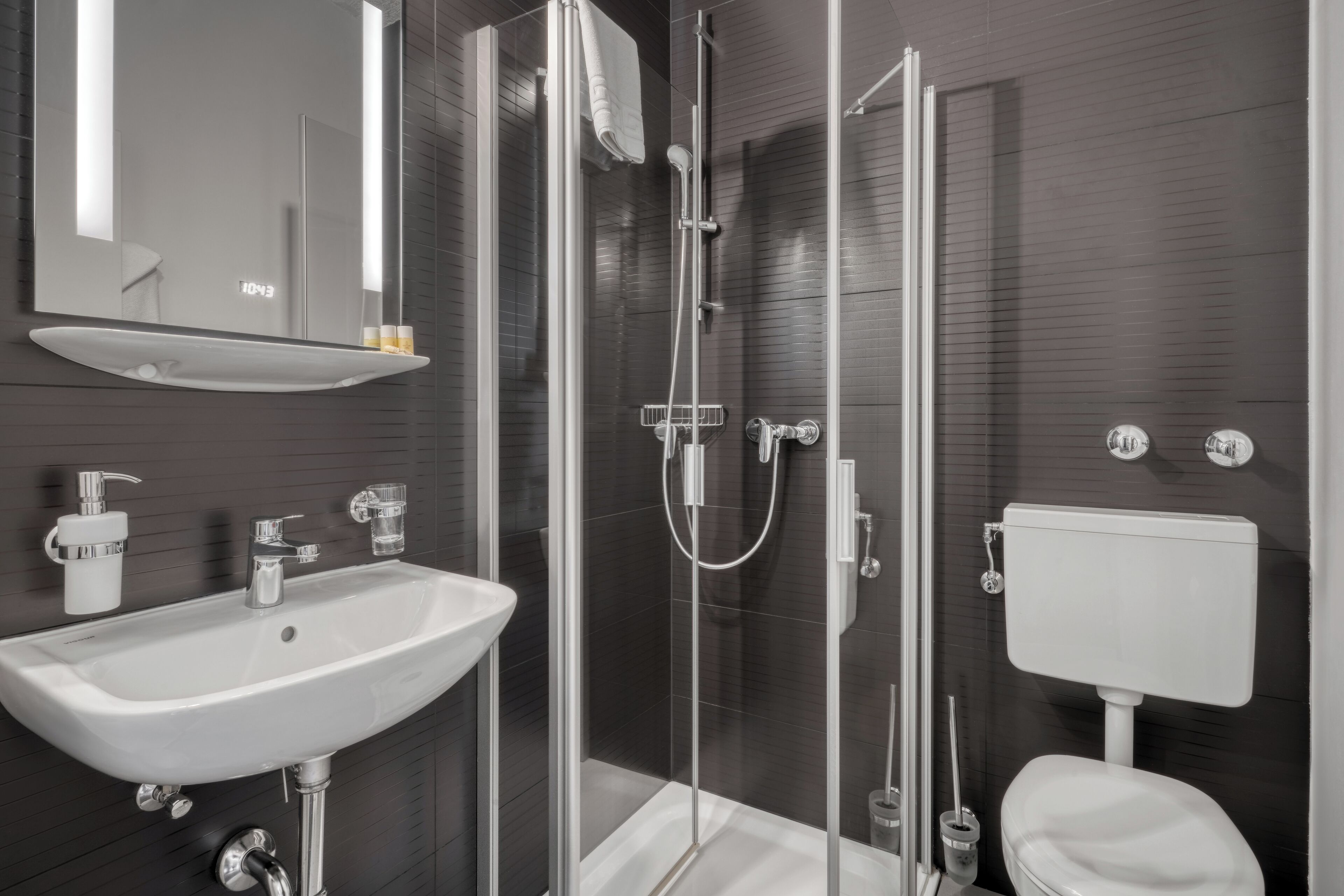 twin room | bathroom | shower, free toiletries, towels