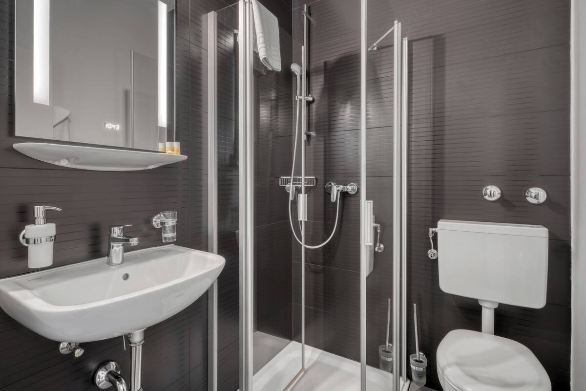 twin room | bathroom | shower, free toiletries, towels