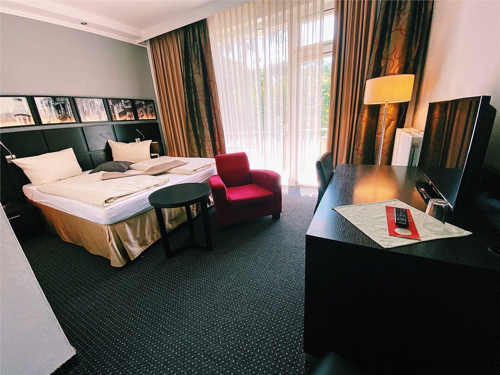 Hypo-allergenic bedding, desk, soundproofing, free WiFi