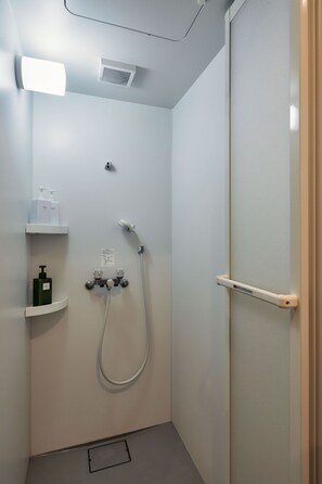 Douche, articles de toilette gratuits, sèche-cheveux, chaussons