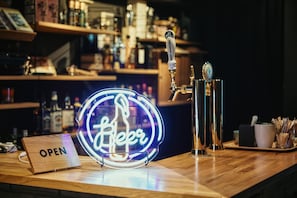 Bar (trong khuôn viên)