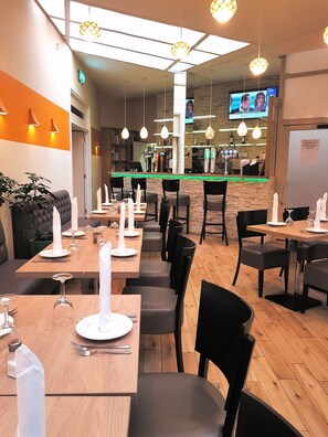 Daily continental breakfast (GBP 6.50 per person) - Metropol Inn (Hounslow)