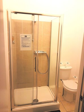 Shower, free toiletries, hair dryer, towels - Metropol Inn (Hounslow)