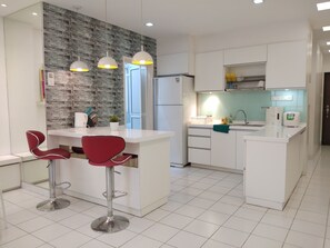 Apartemen, 2 kamar tidur | Dapur kecil pribadi | Lemari es, kompor, dan peralatan masak/sendok-piring