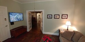 TV, fireplace - Best in NYC! Urban feel private garden, easy access to all of NYC,NJ, LI & Conn. (Bronx)