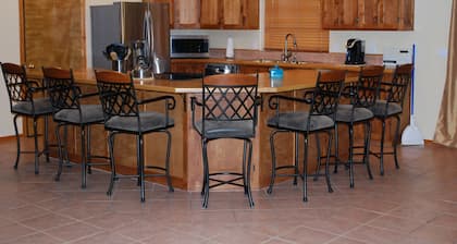 Rustic home, spacious, clean, great for boaters, families, fishermen, business