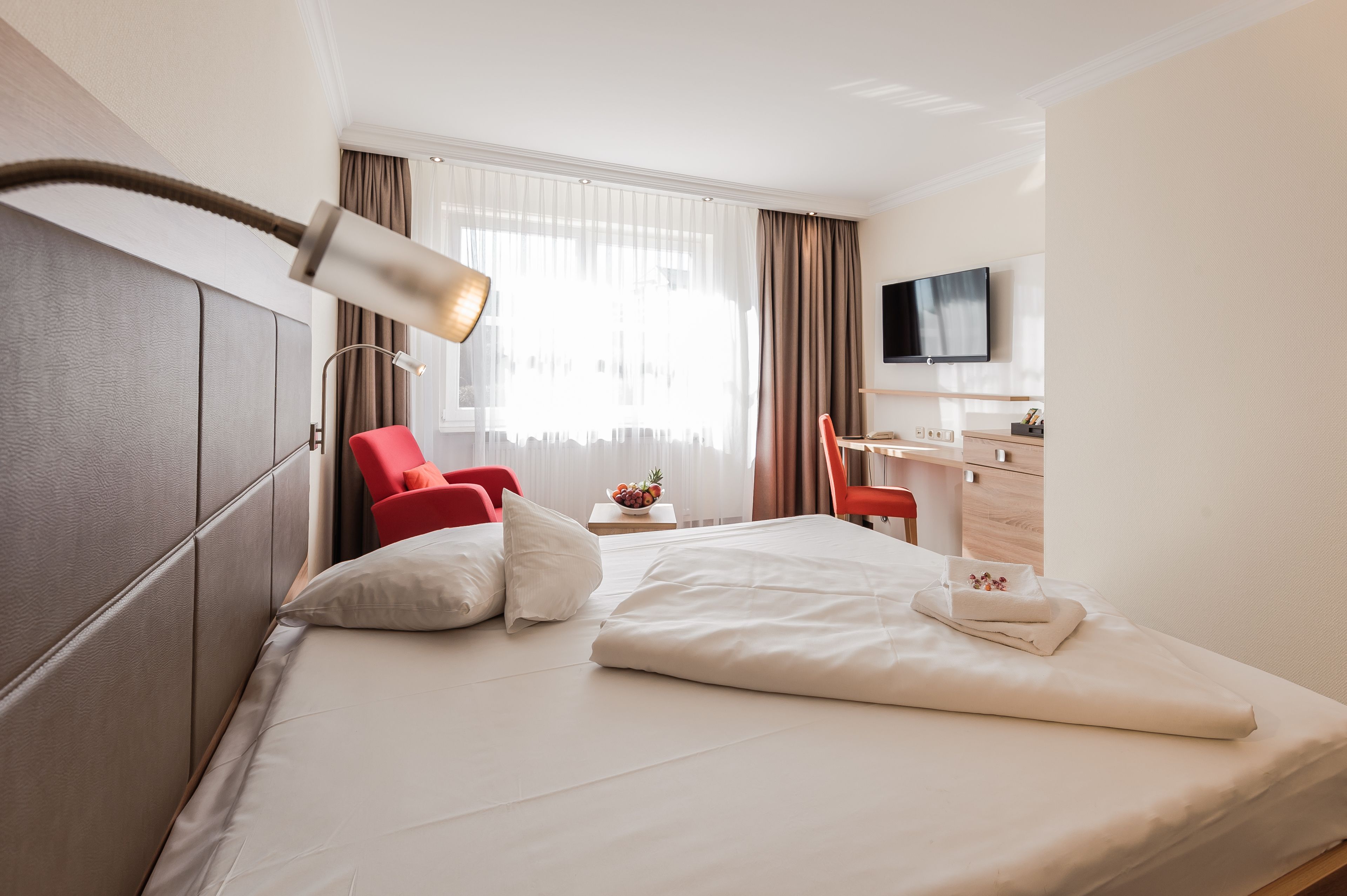 premium single room, 1 single bed, city view (straßenseite) | hypo-allergenic bedding, minibar, in-room safe, desk