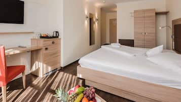 Hypo-allergenic bedding, minibar, in-room safe, desk