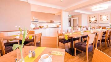 Frühstücksbuffet unter der Woche (15 EUR pro Person)